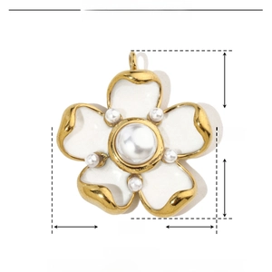 Détail d'un pendentif fleur en acier avec émail blanc et perles ABS, taille 29x33mm