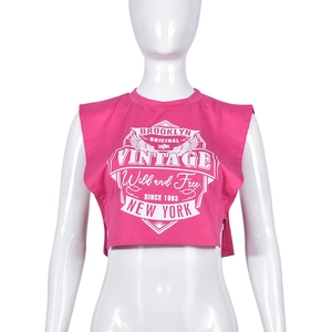 Dettaglio del crop top rosa senza maniche con stampa vintage Brooklyn su tessuto