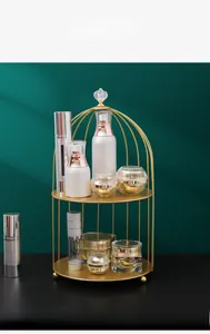 Detail eines zweistöckigen goldenen Kosmetikregals im Vogelkäfig-Stil mit Kristallkugel
