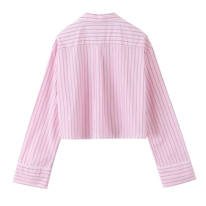 Vue arrière d'une chemise courte à rayures roses avec dentelle blanche au col et aux poignets
