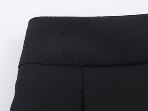 Gros plan de la taille plissée noire du short-jupe montrant la texture du tissu