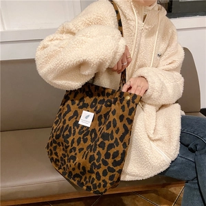 Detalle del bolso tote de pana con estampado de leopardo y cierre de presión metálico