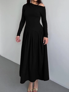 Robe longue noire élégante à manches longues avec décolleté asymétrique et taille haute