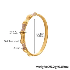 Gros plan du bracelet jonc bambou doré avec dimensions et détails de zircon rose