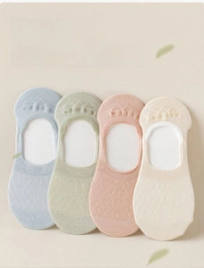 Detail of mesh breathable no-show socks with diamond pattern and anti-slip silicone heel