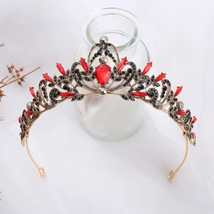 Corona barocca vintage in bronzo con strass colorati su una bottiglia di vetro