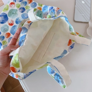Vue détaillée de la poche intérieure spacieuse du sac cabas en coton à pois