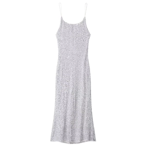 Robe élégante à paillettes argentées avec fines bretelles et fini scintillant