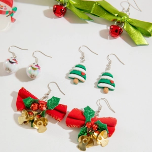 6-teiliges Weihnachts-Ohrringset mit Schneemann und Tannenbaum auf weißem Grund