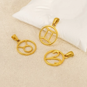 Détail macro de trois pendentifs dorés des signes du zodiaque pour colliers