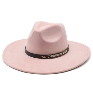 Detail eines rosa Fedora-Huts aus Wildlederimitat mit geflochtenem Lederband und Schnalle