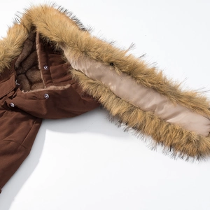 Primer plano de chaqueta vintage marrón con cuello de piel desmontable y forro polar