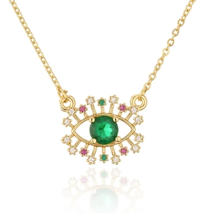 Dettaglio ciondolo occhio del male in oro 18K con zircone verde e pietre colorate