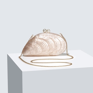 Schalenförmige Abendtasche aus Acryl mit Perlenverschluss und goldener Kette