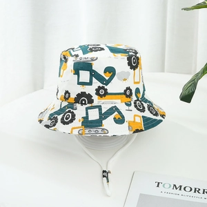 Détail de l'imprimé excavatrice sur chapeau de soleil en coton pour enfant avec cordon