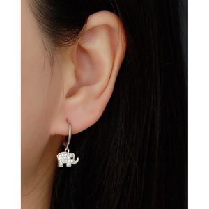 Nahaufnahme der S925 Sterling Silber Elefanten Ohrringe mit glitzerndem Zirkonia
