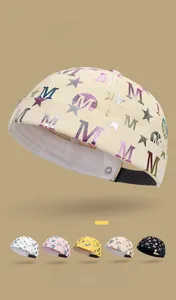 Détail du bonnet Miki Hat avec motif M en toile et les cinq couleurs disponibles