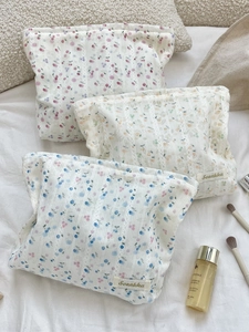 Lot de trois trousses à maquillage à fleurs en coton rose, orange et bleu