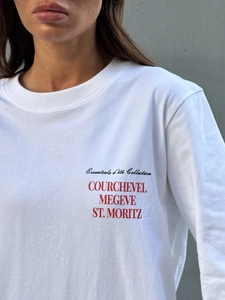 Λεπτομέρεια λευκού βαμβακερού μακρυμάνικου t-shirt με κόκκινο τύπωμα στο στήθος