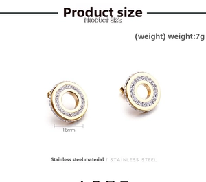 Vue détaillée des boucles d'oreilles rondes en acier inoxydable 18mm avec strass cristal