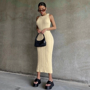 Vestido de punto sin mangas en color crema con corte ajustado y textura acanalada
