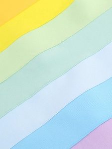 Gros plan sur la texture tricotée arc-en-ciel d'une robe de soirée extensible