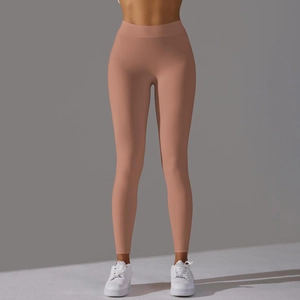 Détail du pantalon de yoga taille haute en rose poudré avec tissu mat et fini sans couture
