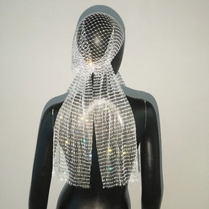 Détail de la coiffe en maille strassée avec des glands et des franges en cristal brillant