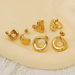 Trois paires de boucles d'oreilles dorées en acier titane aux formes géométriques