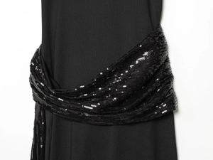 Détail de la ceinture à paillettes noires sur une robe midi élégante pour femmes