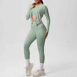 Detailansicht des hellgrünen dreiteiligen Yoga-Sets mit Reißverschlussjacke und Leggings