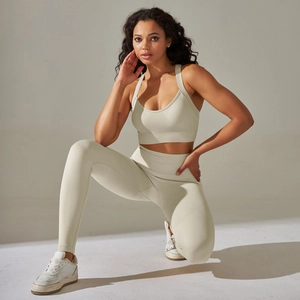 Detail von atmungsaktivem Strick-Sport-BH und High-Waist Yoga-Leggings in Beige