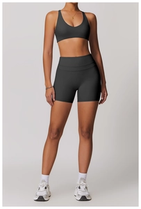 Dettaglio completo completo yoga nero a vita alta con reggiseno sportivo e pantaloncini