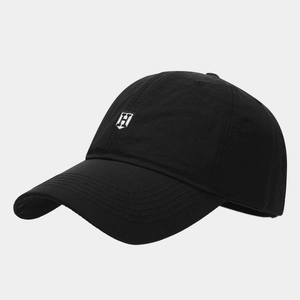 Détail de la casquette de baseball noire à séchage rapide avec broderie écusson H