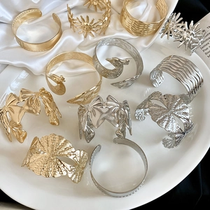 Stilvolle offene Metallarmreifen in Gold und Silber mit verschiedenen Texturen und Designs