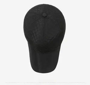 Vue de dessus d'une casquette de baseball d'hiver matelassée noire pour hommes