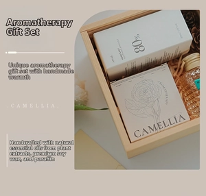 Dettaglio della tavoletta di cera camelia e fiala in una scatola regalo in legno