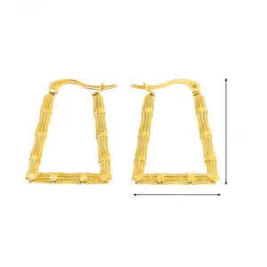 Dettaglio orecchini a cerchio in acciaio inossidabile dorato 18K con texture a bambù