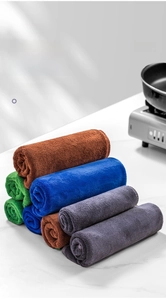 Détail de chiffons en microfibres roulés en plusieurs couleurs pour le ménage