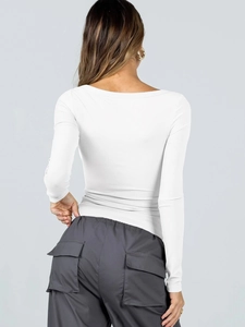 Vue arrière d'un t-shirt blanc à manches longues en maille côtelée avec une coupe ajustée