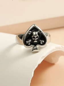 Dettaglio macro dell'emblema del teschio gotico sull'anello punk argento con finitura a picche