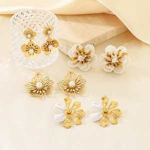Elegant 18K gold-plated hollow flower earrings set with pearls and white floral petals