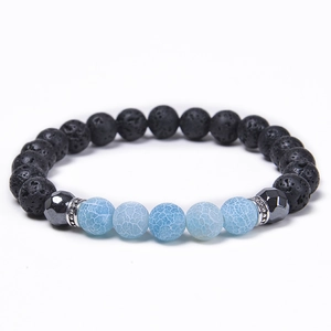 Detail eines 8mm elastischen Armbands mit schwarzem Lavastein und blauen Achatperlen