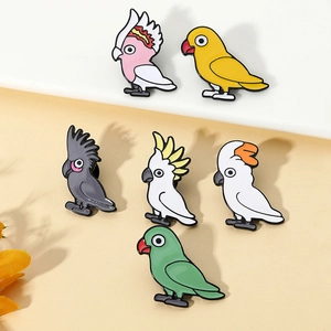 Lot de six broches en émail en forme de perroquets colorés de diverses espèces tropicales
