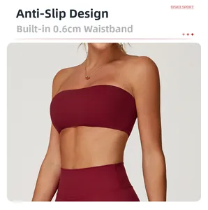 Detail eines weinroten Sport-Bras mit rutschfestem Gummiband für sicheres Yogatraining
