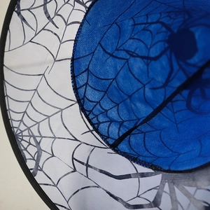 Nahaufnahme eines blauen Halloween Hexenhuts mit Spinnennetz-Netzmuster für Partys