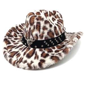 Détail d'un chapeau de cowboy léopard avec rivets en métal et pendentif tête de taureau