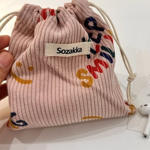 Sacchetto coulisse in velluto a coste rosa con stampa Smile per gioielli