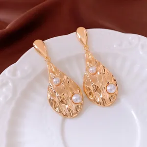Boucles d'oreilles vintage en or 18K avec texture martelée et perles blanches