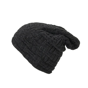 Berretto invernale grigio scuro modello slouchy con trama spessa in maglia intrecciata
